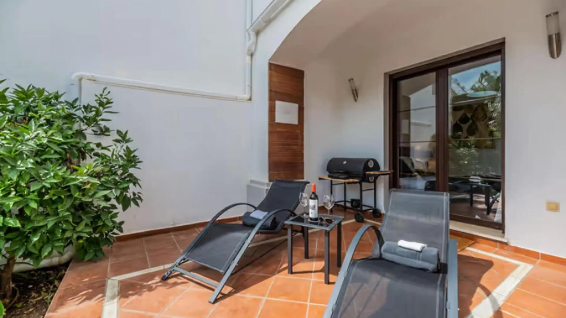 2 Bedrooms - Sleeps 4 - Garden And Pool With View Benahavis Apartment