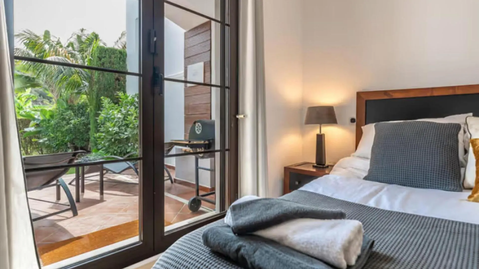 2 Bedrooms - Sleeps 4 - Garden And Pool With View Benahavis Apartment